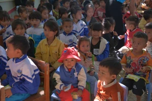 Mang áo ấm cho trẻ em vùng miền núi Quảng Ngãi