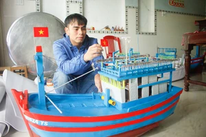 Chàng trai miền biển làm mô hình tàu thuyền từ vật liệu xốp