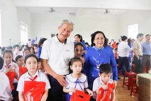 Tặng quà tết cho Trung tâm Nuôi dạy trẻ khuyết tật Võ Hồng Sơn