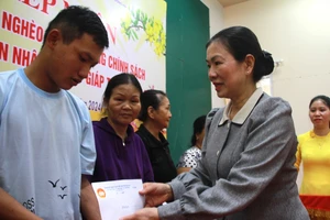 Phó Chủ tịch Ủy ban MTTQ Việt Nam tặng quà tết cho hộ nghèo ở Quảng Ngãi