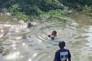 Quảng Ngãi: Một công an xã cứu bé trai bị đuối nước