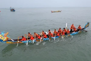 Quảng Ngãi: Vạn chài tổ chức lễ cầu mùa và đua thuyền đầu năm
