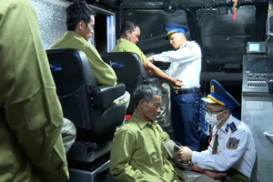 Quảng Ngãi: Chìm tàu, cảnh sát biển cứu kịp thời 7 ngư dân
