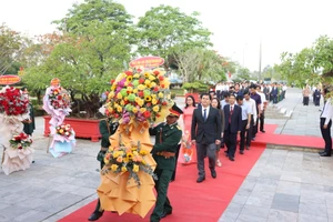Dâng hương, dâng hoa kỷ niệm 118 năm Ngày sinh cố Thủ tướng Phạm Văn Đồng