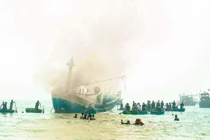 Quảng Ngãi: Tàu cá neo đậu, bất ngờ bốc cháy