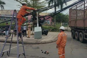 Quảng Ngãi: Xe đầu kéo làm gãy 4 trụ điện, khiến 300 hộ dân mất điện