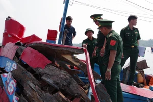 Va chạm với tàu vận tải chở container, tàu cá Quảng Ngãi bị hư hỏng nặng