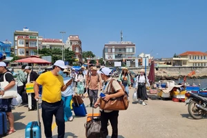 Lượng khách đảo Lý Sơn tăng cao gấp 3 lần trong ngày đầu Tuần lễ Du lịch Quảng Ngãi