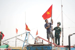 Trao 3.500 lá cờ Tổ quốc cho nhân dân khu vực biên giới biển Quảng Ngãi