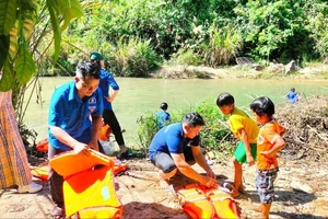Dạy bơi miễn phí cho trẻ em miền núi Quảng Ngãi