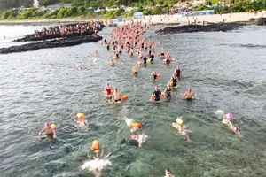 600 vận động viên từ nhiều quốc gia tham gia Giải bơi vượt biển Lý Sơn