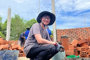 Học sinh Mỹ giúp người dân Quảng Ngãi xây nhà