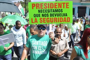 Biểu tình ở Santiago, Cộng hòa Dominica, ngày 28-3-2017, kêu gọi truy tố quan chức nhận hối lộ của Tập đoàn Odebrecht. Ảnh: EFE