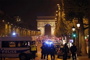 Đại lộ Champs Elysee ở Paris, Pháp, bị phong tỏa sau vụ tấn công ngày 20-4-2017. Ảnh: AP