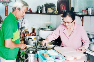 Bà Nguyễn Thị Phương phát cơm từ thiện cho người nghèo