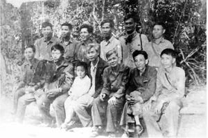 Đồng chí Võ Văn Kiệt (người ngồi thứ 4 từ phải sang) dự Hội nghị tổng kết công tác Cơ yếu B2 lần thứ nhất, năm 1973 (Nguồn: Tạp chí Cơ yếu Ban Cơ yếu Chính phủ)