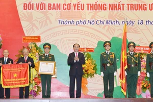 Chủ tịch nước Trần Đại Quang trao danh hiệu Anh hùng Lực lượng vũ trang nhân dân cho Ban Cơ yếu thống nhất Trung ương Cục miền Nam. Ảnh: Việt Dũng