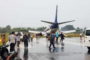 Máy bay chở khách trượt khỏi đường băng ở Indonesia