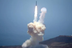  Tên lửa đánh chặn của Mỹ bắn lên từ Căn cứ Không quân Vandenberg, California, trong vụ thử ngày 30-5-2017. Ảnh: REUTERS