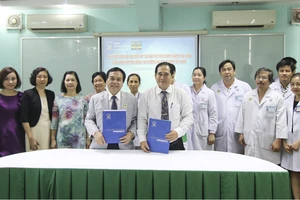 PGS-TS Nguyễn Mạnh Hùng Hiệu trưởng Trường ĐH Nguyễn Tất Thành và BS.CK2 Trịnh Hữu Tùng, Phó Giám đốc Bệnh viện Nhi đồng 2 tham gia ký kết hợp tác. 