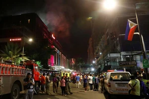 Đám cháy từ tòa nhà Resorts World Manila ở Manila, Philippines ngày 2-6- 2017. Ảnh: REUTERS