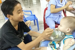 Không chỉ học giỏi, Trần Văn Minh còn biết phụ giúp các cô tại trung tâm chăm sóc các em nhỏ.
