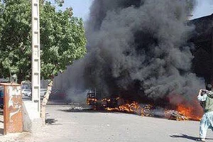 Quả bom phát nổ trong một bãi đậu xe cạnh nhà thờ Jama Masjid ở TP Herat, Afghanistan, ngày 6-6-2017. Ảnh: Twitter