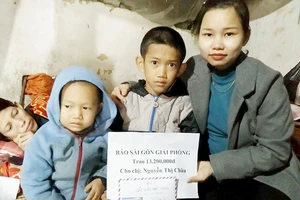 Trao tiền của bạn đọc giúp một hoàn cảnh mắc bệnh hiểm nghèo ở Hà Tĩnh