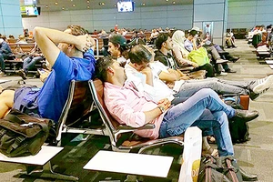 Hành khách mệt mỏi vì hàng loạt các chuyến bay bị hủy ở sân bay quốc tế Hamad