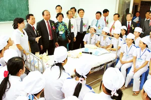 Thủ tướng Nguyễn Xuân Phúc thăm giờ học thực hành của sinh viên Khoa Điều dưỡng Trường Đại học Nguyễn Tất Thành 