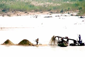 Khai thác cát trên sông Trà Khúc (Quảng Ngãi)
