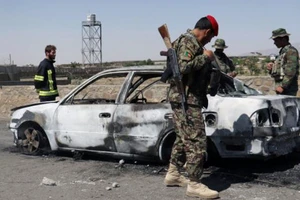 Chiếc xe hơi đánh bom tự sát ở đồn cảnh sát TP Gardez, tỉnh Paktia, Afghanistan, ngày 18-6-2017. Ảnh: REUTERS