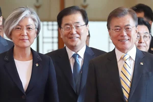 Bà Kang Kyung-wha chính thức được Tổng thống Moon Jae-in bổ nhiệm làm Ngoại trưởng Hàn Quốc, ngày 18-6-2017. Ảnh: Yonhap