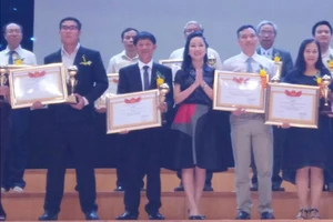 Kỷ lục gia Đinh Công Tường (người thứ 2 bên trái) đón nhận bằng khen và cúp Trí thức tiêu biểu Việt Nam năm 2016