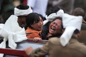  Những người phụ nữ đau đớn trước thảm kịch, tại nơi lở đất, ở huyện Mậu, tỉnh Tứ Xuyên, Trung Quốc ngày 25-6-2017. Ảnh: REUTERS