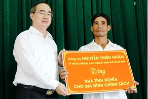Đồng chí Nguyễn Thiện Nhân đã trao tặng căn nhà tình nghĩa cho gia đình chính sách