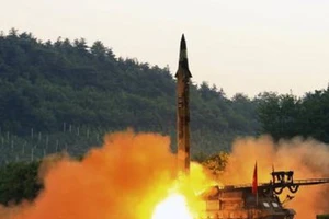 Triều Tiên phóng thử một tên lửa đạn đạo được trang bị hệ thống dẫn đường chính xác tại một địa điểm bí mật ở Triều Tiên. Ảnh: EPA