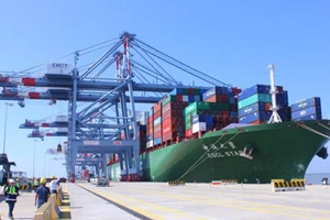 Tàu container CSCL Star có trọng tải 160.000 tấn với sức chở 14.000TEU cập thành công cảng Cái Mép tháng 10-2015. Ảnh: QUANG KHOA