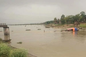 Tàu chở cát đâm sập cầu qua sông Yên