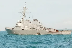 10 thủy thủ mất tích khi tàu khu trục Mỹ va chạm với tàu chở dầu gần Singapore