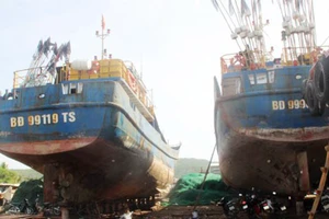 Số tàu hư hỏng, kém chất lượng kéo về khắc phục tại cảng Tam Quan, Hoài Nhơn, Bình Định