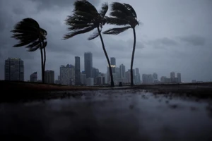 Siêu bão Irma tiến vào đất liền bang Florida của Mỹ