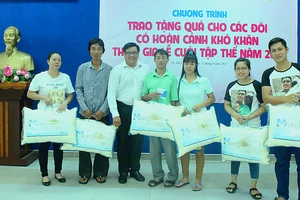 Trao quà tặng các cặp vợ chồng khó khăn