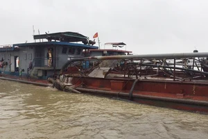 Hưng Yên: Bắt giữ 4 tàu hút cát trái phép trên sông Hồng 