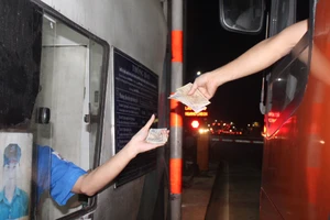 Tài xế sử dụng tiền lẻ để mua vé qua Trạm thu phí BOT tuyến tránh TP Biên Hòa