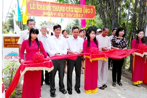 Hội quán Phong Phú tài trợ xây cầu ở Vĩnh Long