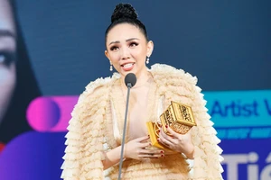 Tóc Tiên được vinh danh giải thưởng Nghệ sĩ châu Á xuất sắc tại lễ trao giải Âm nhạc MAMA 2017