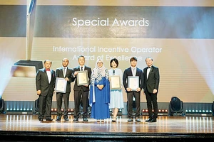 Tổng Giám đốc Công ty Du lịch và Sự kiện Việt - VIETTOURS, ông Lưu Đình Phục (thứ ba từ trái qua) nhận Cúp giải thưởng rAWr Awards 2017 do Cục Xúc tiến và Hội nghị Malaysia (MyCEB) trao tặng ​