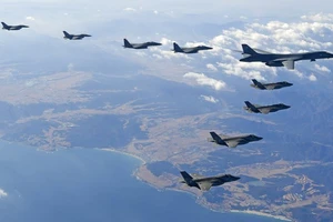 Máy bay ném bom siêu thanh Mỹ qua Hàn Quốc tập trận