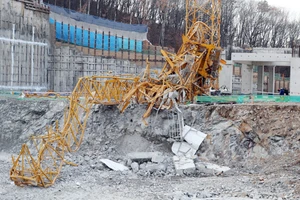 Sập cần cẩu xây dựng cao 90m ở Hàn Quốc